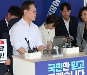 이재명 단식 현장 찾은 이낙연 "단식 거두고 건강 챙겼으면"