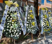 "학부모만 챙기는 관리자"···교사 숨진 학교 교장 앞으로 근조화환 봇물