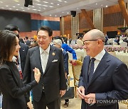 윤석열 대통령 내외, 독일 총리와 대화