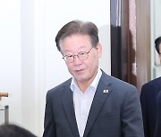 교원단체 간담회 참석하는 이재명