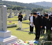 참배하는 송영길 전 민주당 대표