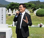 홍범도 장군 묘역 찾은 송영길 전 민주당 대표