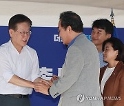 이재명 단식 농성 천막 찾은 이낙연