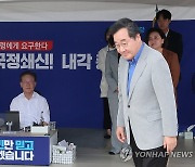 이재명 위로한 뒤 발걸음 돌리는 이낙연