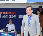 이재명 위로한 뒤 발걸음 돌리는 이낙연