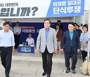 이재명 위로한 뒤 발걸음 돌리는 이낙연