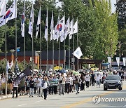 홍범도 장군 묘역까지 걷는 시민들