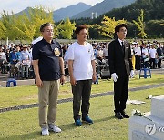 참배하는 우원식 의원, 정용래 유성구청장