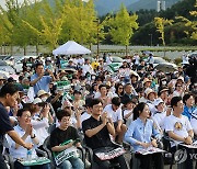 홍범도장군로 걷기대회 참여한 시민들