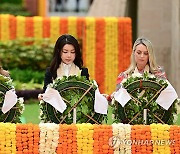 G20 정상 배우자들과 간디 추모공원 헌화하는 김건희 여사