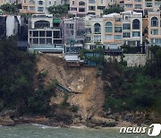 [포토 in 월드] 홍콩 기록적 폭우로 고급주택가 산사태