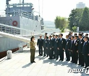 열병식 끝난 후 평양 참관하는 북한 '9·9절' 경축행사 참가자들