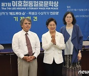 '본상' 메도루마 슌 "피로감 있더라도 미해결 문제 계속 붙들고 가야"