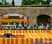 윤 대통령, G20 정상들과 함께 간디 추모공원에 헌화