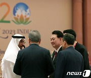 G20 정상들과 인사 나누는 윤 대통령