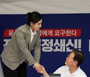 이재명 대표 단식농성장 찾은 박지현 전 비대위원장