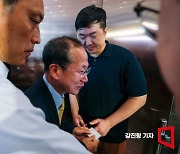 [포토]약식 인터뷰 마친 양종희 KB금융지주 부회장