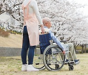 [단독] 농어촌 5년 근무 외국인 요양보호사 ‘영주권’ 추진