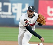 KT 쿠에바스, 기자단 1위, 팬 투표 2위  KBO 8월  MVP 수상