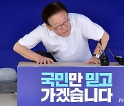 단식투쟁 천막으로 나온 이재명 대표