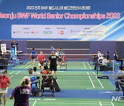 2023 전주 BWF 월드시니어 배드민턴 대회에서 열띤 경쟁 펼치는 선수들