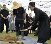 '평생 진실규명 위해' 김양래 전 5·18재단 이사 안장