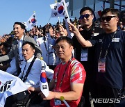 한국 선수단 응원하는 박민식 장관