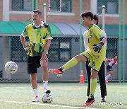 경신중학교 축구팀 지도하는 세자르