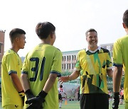 경신중학교 축구팀 지도하는 세자르