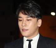 승리, 출소 7개월만에 클럽서 '포착'…목격담에 '설왕설래'