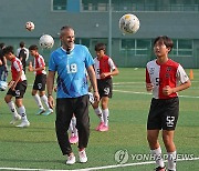 중학교 축구팀 방문한 이탈리아 레전드 참브로타