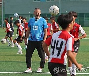 중학교 축구팀 방문한 이탈리아 레전드 참브로타