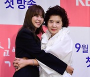 [TEN포토] 유이-윤미라 '효심이와 엄마'