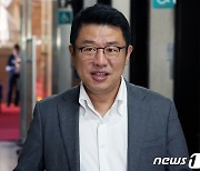 회의 참석하는 유의동 단장