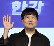 포즈 취하는 김상철 감독