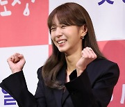 유이, 수줍은 미소