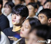 'AG 다관왕 도전' 황선우 "응원해주신 만큼 좋은 성적으로 보답할 것"