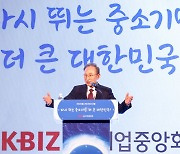 긴 오지 여행에서 돌아왔다는 MB "극복 못할 위기 없다"