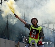 “화석연료를 멈춰라”…기후환경 활동가들 석탄발전소 앞 기습시위[현장 화보]