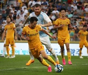 '9경기 무패' 광주FC, 열악한 시설 대조…연습구장 불만↑