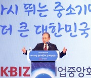 사면 후 처음 연설한 MB..."동반성장 정신, 후퇴하지 않았을 것"