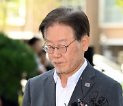 이재명, 수원지검 2차 출석…“조폭 출신한테 100억 원 북한에 대신 내주라고 할 만큼 어리석지 않다”