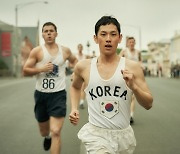 '1947 보스톤', 매끄럽게 질주하는 42.195km [마데핫리뷰]