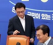 원내대책회의 참석하는 박광온 원내대표