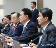 윤 "해외시장 누벼야 경제활력…재임 중 기업 진출국 모두 만날 것"