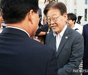 박광온 원내대표와 인사하는 이재명 대표