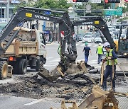 강남 한복판 깊이 3ｍ 땅꺼짐…일대 차량 전면통제