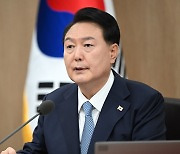 윤대통령 "한중일정상회의 추진…중국, 책임있는 역할해야"