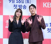 유이·고주원, 부드러운 손 인사 [SE★포토]