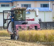 벼 수확 돕고 나선 원강수 원주시장